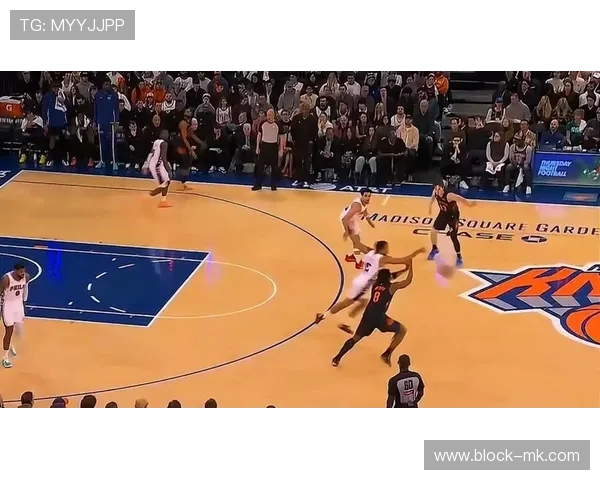 尼克斯队罗宾逊精彩盖帽引爆全场，助力球队逆转取胜